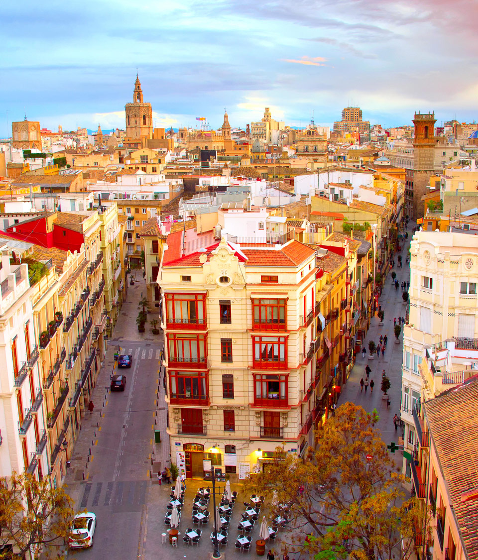 Valencias Altstadt ist beliebt bei Touristen - (Foto: © Ivan Nesterov / Alamy Stockfoto)