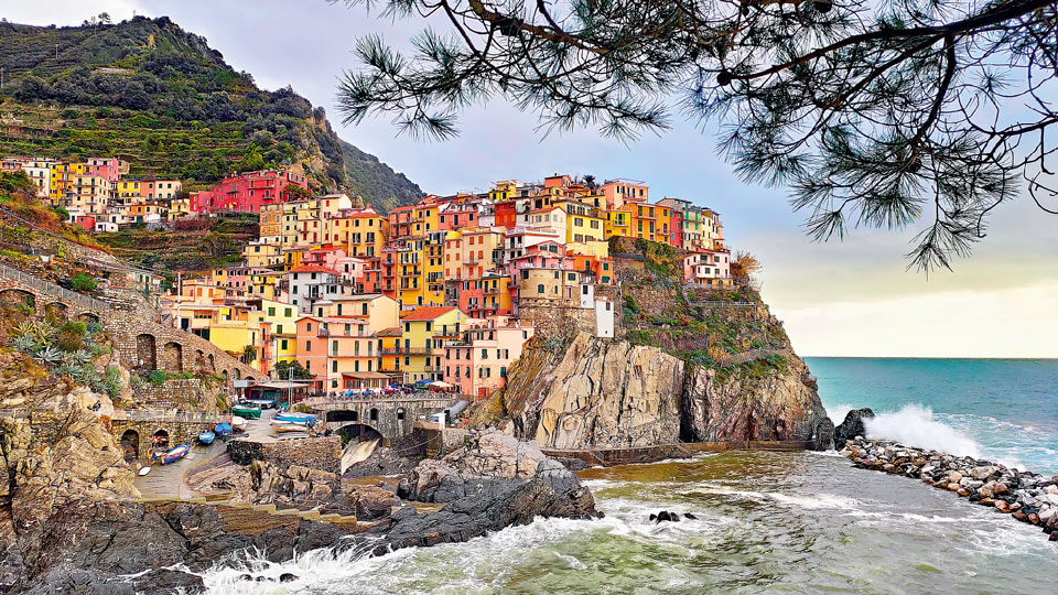 Manarola ist eines der fünf pittoresken Dörfer, die sich in Cinque Terre malerisch an die Felsenküste klammern - (Foto: © Alexandra Lam)