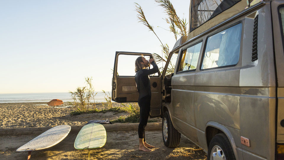 Mit dem Van die kleinen Städtchen und Dörfer der Algarve erkunden und schließlich zum Surfen ans Meer - (Foto: © Cavan Images / Getty Images)