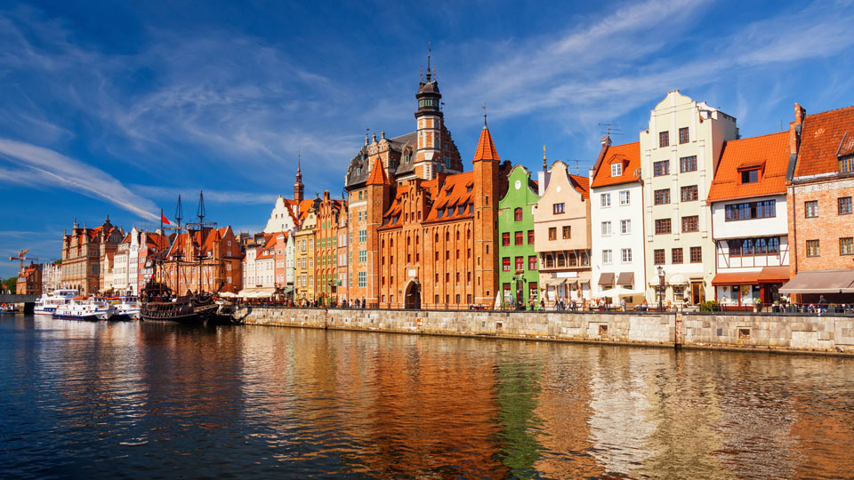 Die Backsteinkulisse Danzigs ist eine Augenweide - (Foto: ©rbrechko/Shutterstock)