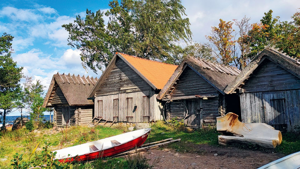 Im Fischerdorf Altja in Estland wurden Lagerschuppen für Fischernetze nach alten Fotos und Erinnerungen der Bewohner liebevoll restauriert - (Foto: © Alexandra Lam)