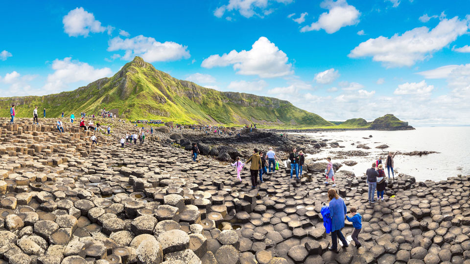 An einem Sommertag wie diesem wird der Giant's Causeway schnell zum Tummelplatz vieler Besucher - (Foto: ©S-F/Shutterstock)