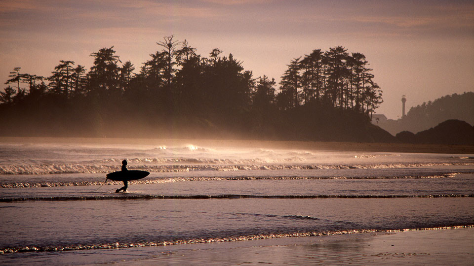 Surfer bei Sonnenuntergang am Strand in der Nähe von Tofino - (Foto: © Bruce Pollock / EyeEm / Getty Images)