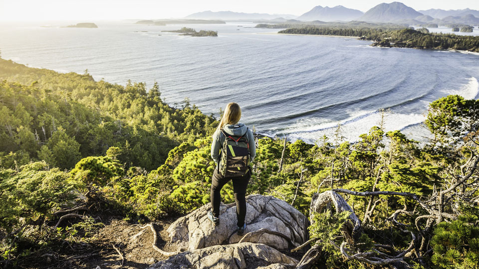 Herrliche Aussichten vom Küstenwald im Pacific Rim National Park auf die Buchten - (Foto: ©Manuel Sulzer/Getty Images)