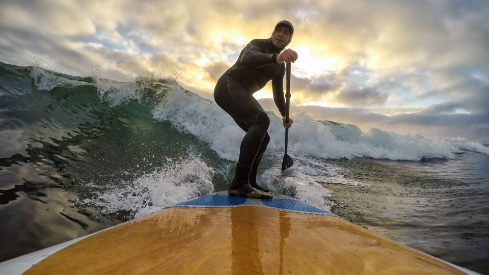 Zu jeder Jahreszeit ziehen die Wellen des Pazifiks in Tofino Paddler und Surfer an - (Foto: © EB Adventure Photography/Shutterstock)