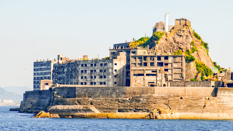 Gespenstische Ruinen auf Hashima Island vor der Küste von Nagasaki - (Foto: ©Grassflowerhead/Shutterstock)