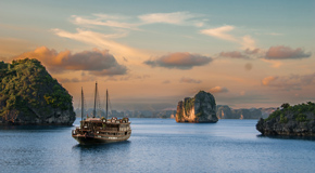 Die Halong-Bucht gehört zum Weltkulturerbe und ist ein Highlight für viele Besucher Vietnams - (Foto: ©César Asensio/500px)
