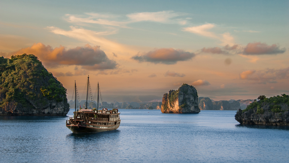 Die Halong-Bucht gehört zum Weltkulturerbe und ist ein Highlight für viele Besucher Vietnams - (Foto: ©César Asensio/500px)
