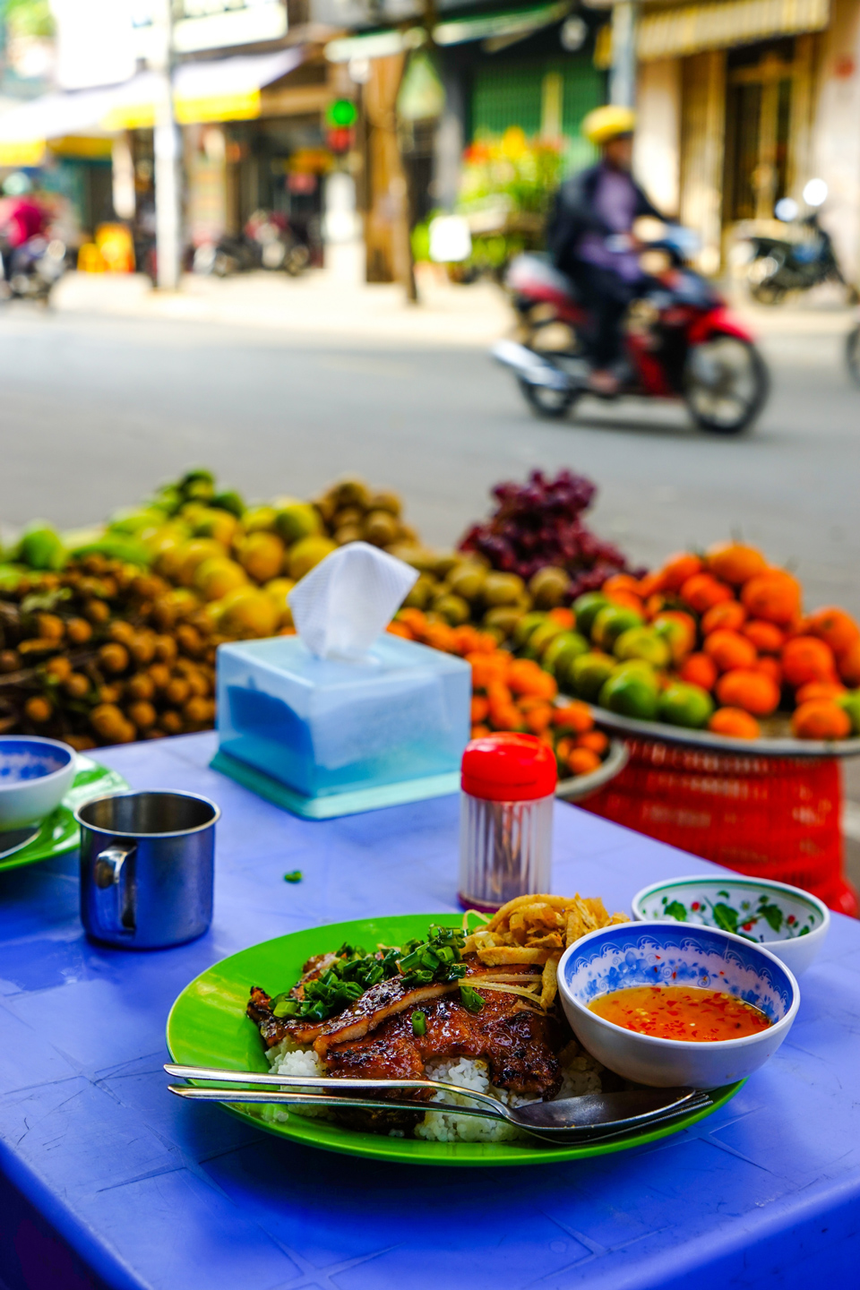 Straßenessen ist eine der großen Freuden Vietnams - zum Bezahlen braucht man Bargeld - (Foto: ©James Pham/Lonely Planet)