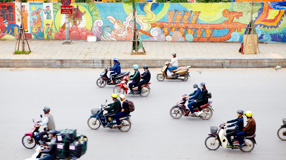 Scooter und der restliche Verkehr können das Überqueren der Straßen zu einem Abenteuer machen - (Foto: ©Matt Munro/Lonely Planet)