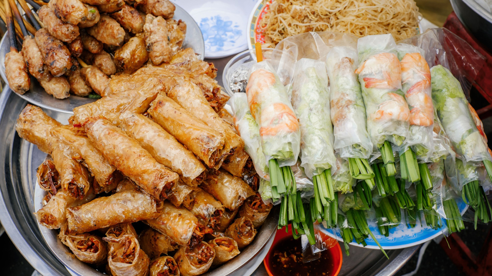 Alles frisch und knusprig: vietnamesische Frühlingsrollen haben Suchtpotential - (Foto: ©Dmytro Gilitukha/Shutterstock)