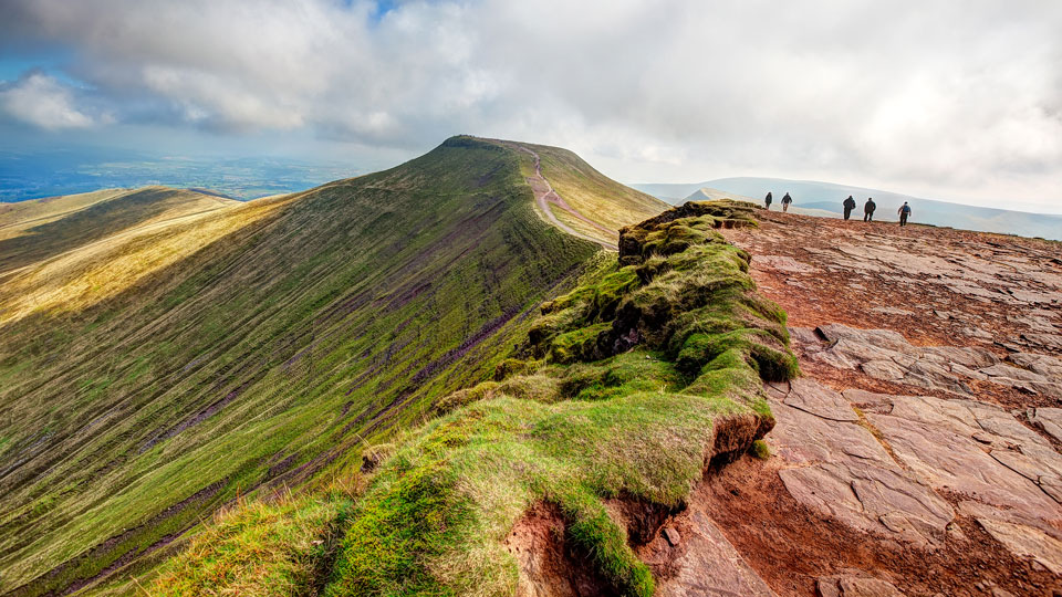 Wanderer auf dem Gipfel des Corn Du im Brecon Beacons National Park - (Foto: © Anthony Brown / 500px)