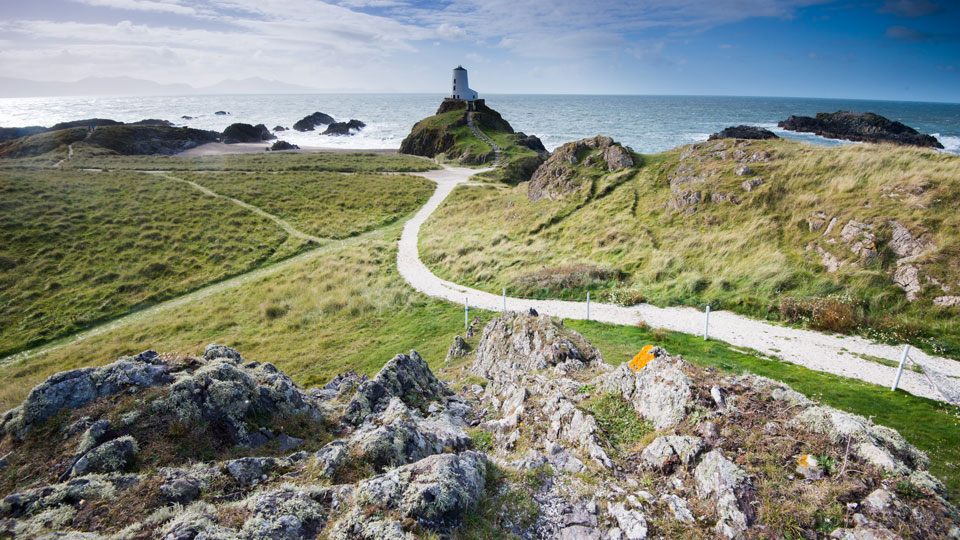 Wanderung zum Leuchtturm von Ynys Llanddwyn - (Foto: © Ray Wise / Getty Images)