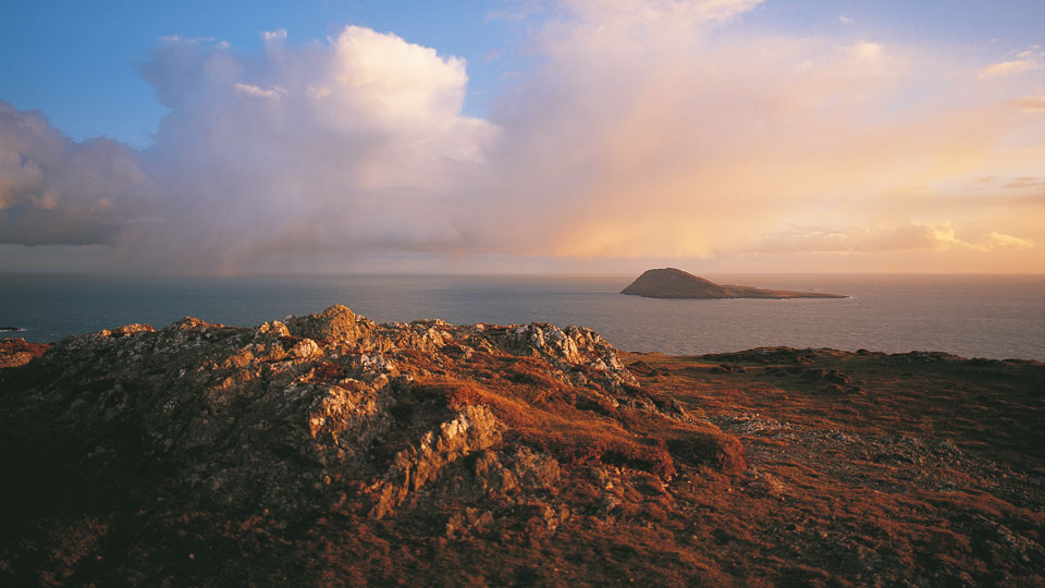 Vor der Küste liegt die Insel Bardsey - (Foto: Crown copyright (2016) Visit Wales)