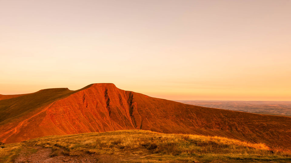 Die hoch gelegene Landschaft von Pen-y-Fan bei Sonnenaufgang - (Foto: ©Tim Scanlan Photography / Shutterstock)