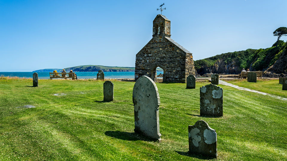 St. Brynach Church in der Nähe der Küste bei Cwm-yr-Eglwys, Wales - (Foto: © Nigel Jarvis / Shutterstock)