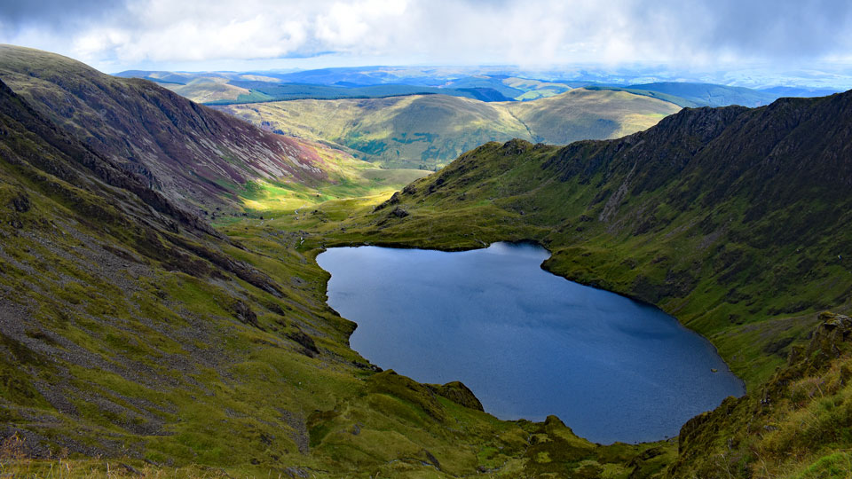 Gletscherseen säumen die Wege in den Cadair Idris Mountains - (Foto: © ieuan / Shutterstock)