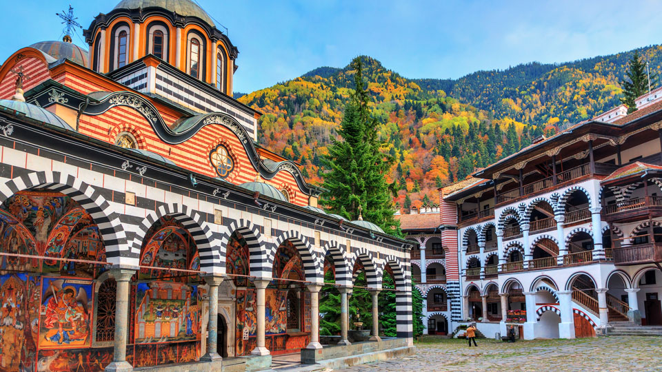 Die Außenansicht des orthodoxen Rila-Klosters im Rila-Naturpark leuchtet Wanderern von Weitem entgegen - (Foto: ©Dennis van de Water/Shutterstock)