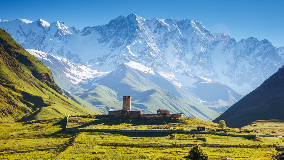 Das Dorf Ushguli mit seiner Lamaria Kirche Jgragin liegt malerisch am Fuße des Mt. Shkhara in Swanetien  - (Foto: ©Creative Travel Projects/Shutterstock)