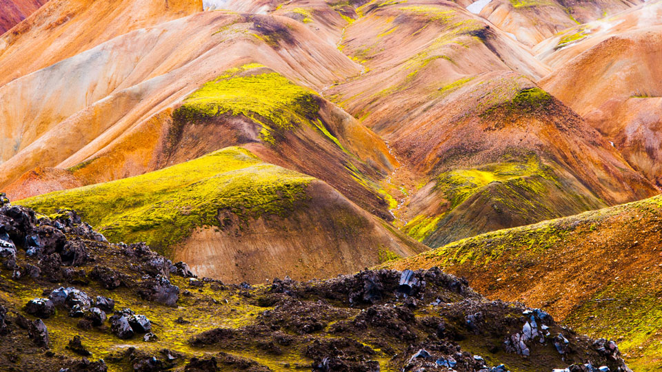 Farbenfroh leuchten die Berge bei Landmannalaugar - am Beginn des Laugavegur-Trails in Island - (Foto: ©Pyty/Shutterstock)