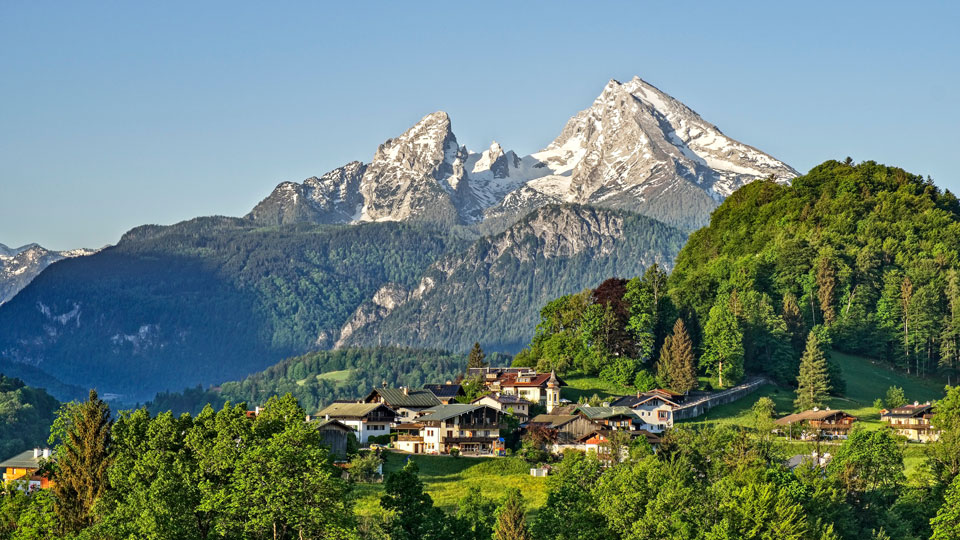 Hinter Berchtesgaden erhebt sich majestätisch der Watzmann - (Foto: Max.T / Shutterstock)