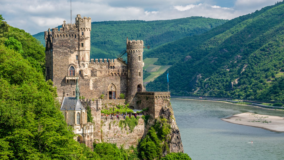 Atemberaubende Aussicht von Burg Rheinstein im oberen Mittelrheintal - Foto: haveseen /Shutterstock)