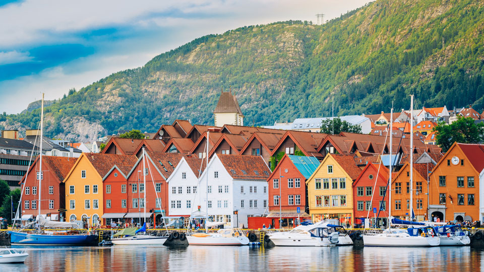 Die Schiffe der Hurtigruten laufen 34 Häfen im arktischen Norden an, und im Oktober eine ganz besondere Bucht - (Foto: © Grisha Bruev / shutterstock)