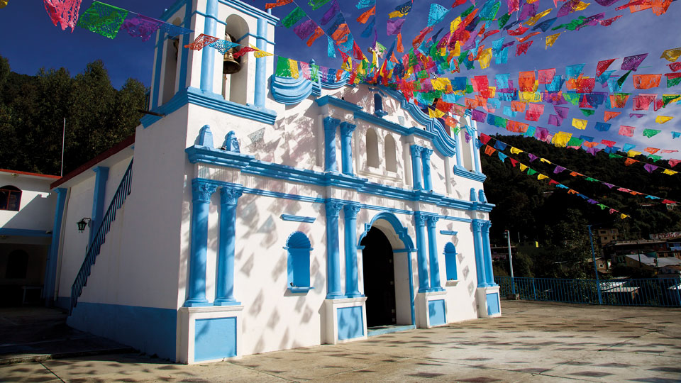 Die Straßen sind geschmückt zum Día de los Muertos in Sierra Norte, Oaxaca - (Foto: © BTW Images / shutterstock)