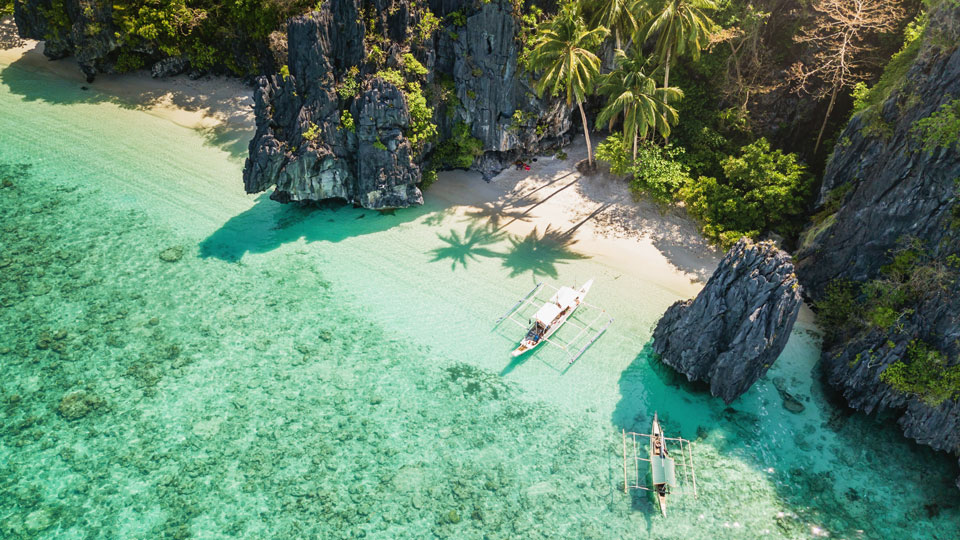 Der Nationalpark El Nido ist ein Paradies aus Inseln, Felsen und türkisem Wasser - (Foto: © Mlenny / Getty Images)