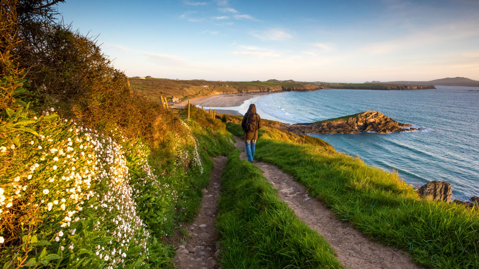 Im April lässt es sich herrlich wandern auf dem Pembrokeshire Coast Path bei St. Davids in Wales - (Foto: © Michael Roberts / Getty Images)