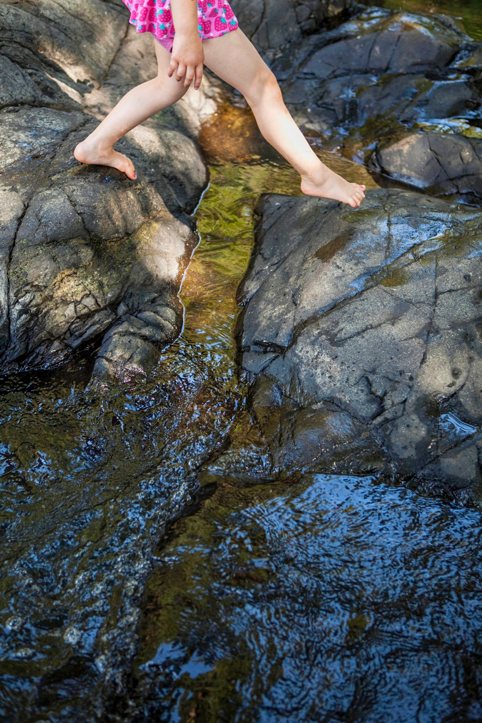 Kinder lieben es, die Wasserparks der Natur zu erkunden - (Foto: © Marcos Welsh/Getty Images)