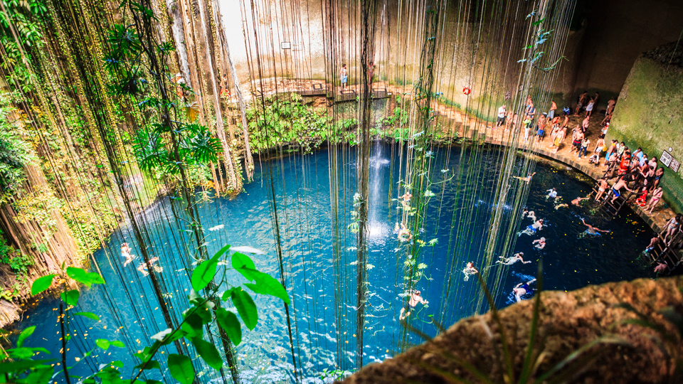 Die mit Süßwasser gefüllte Ik-Kil-Cenote ist eine der zahlreichen traumhaft schönen Süßwasserlöchern Mexikos - (Foto: ©gappino/Istock.com)