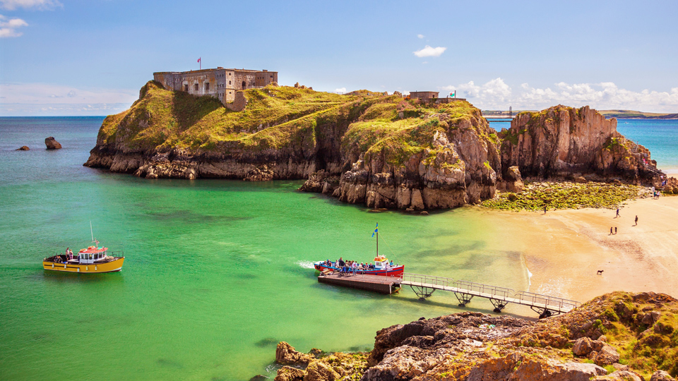 Die Klippen von Pembrokeshire sind ein aufregendes Abenteuerland für Kids und ihre Eltern - (Foto: ©Billy Stock/Shutterstock)