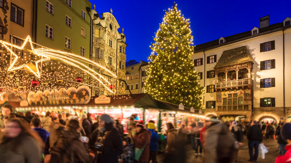 Der Weihnachtsmarkt in Innsbruck zählt zu den schönsten in Europa - (Foto: © Flavio Vallenari / Getty Images)