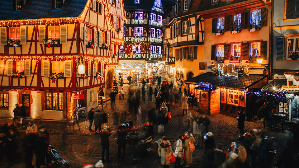 Lass dich in der Altstadt von Colmar in märchenhafte Weihnachtsstimmung versetzen - (Foto: © Sami Sert / Getty Images)