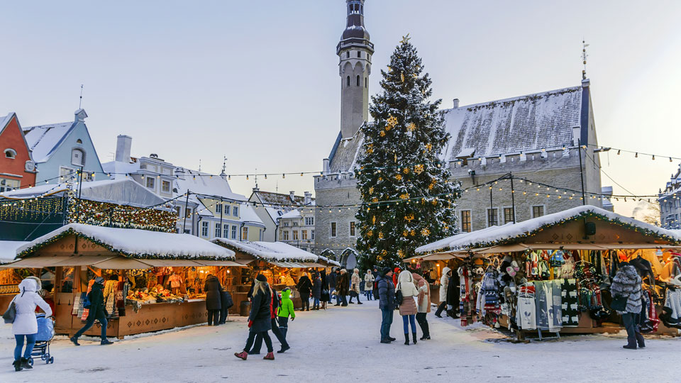 Der Weihnachtsmarkt in Tallinn ist eine frostige Angelegenheit, aber es gibt gemütliche Orte, an denen du dich danach aufwärmen kannst - (Foto: © dimbar76 / Shutterstock)