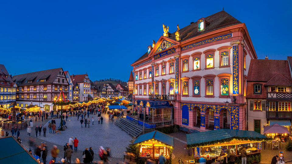 Das größte Adventskalenderhaus der Welt steht auf dem historischen Marktplatz von Gengenbach im Schwarzwald - (Foto: footageclips / Shutterstock) 