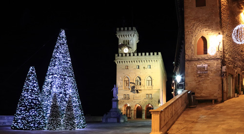 Weihnachtsbeleuchtung auf der Piazza della Libertà in San Marino - (Foto: ©TechnoPhil/istock.com)