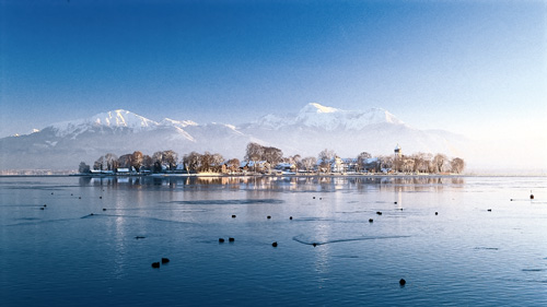 Weihnachtliche Fraueninsel vor Alpenkulisse - (Foto: ©Prien Marketing GmbH/Kurt Schubert)