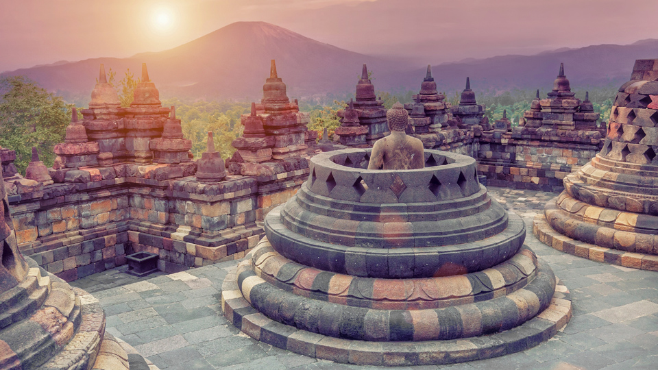 Vom höchsten Punkt der neun Stockwerke hohen Tempelpyramide Borobudur bietet sich ein märchenhafter Blick über Java - (Foto: ©vicnt/Getty Images)