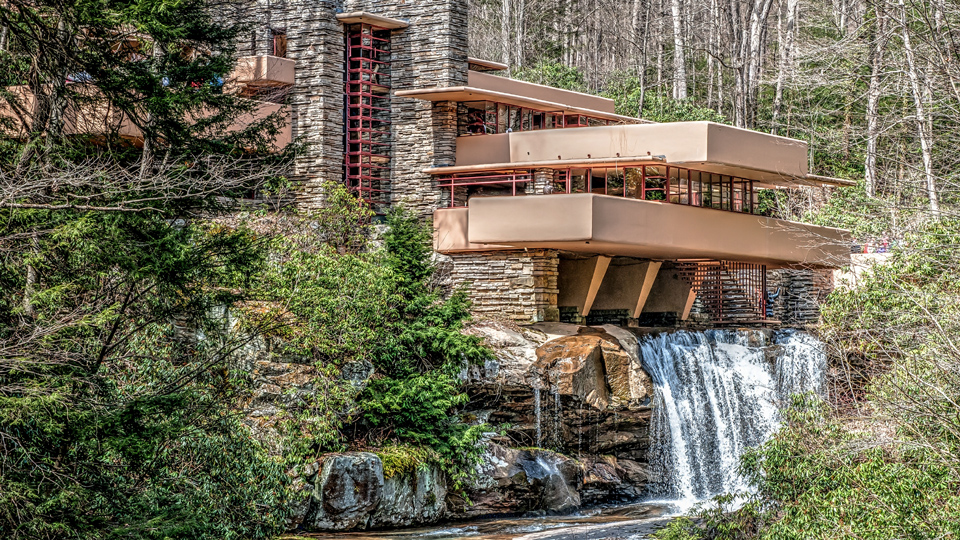 Frank Lloyd Wrights Meisterwerk "Fallingwater" strebt nach Harmonie zwischen Außen und Innen - (Foto: ©Supercel7/Getty Images)