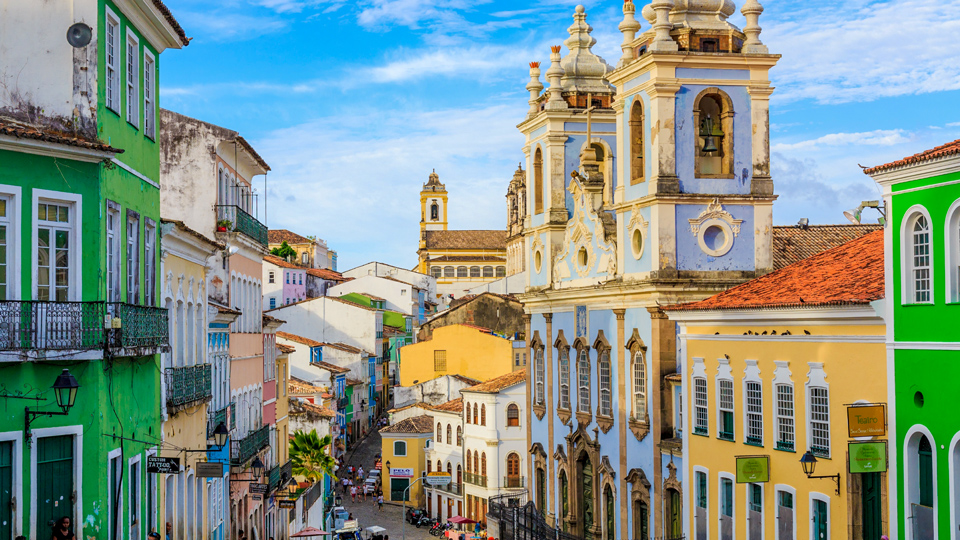 Die farbenfrohe Kolonialarchitektur in Pelourinho, Salvador, gehört ebenfalls zu den weltweiten Architekturwundern - (Foto: © Thiago Leite/Shutterstock)