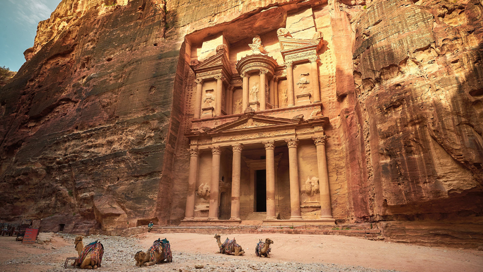 Die echte Kulisse von Petra beeindruckt jeden Reisenden, selbst wenn sie durch "Indiana Jones" zuvor bereits vertraut erschien - (Foto: ©Aleksandra H. Kossowska/Shutterstock)