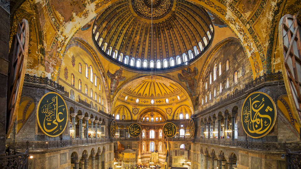 Besucher können den Wandel von Geschichte und Religion in der Istanbuler Hagia Sophia erspüren - (Foto: ©Artur Bogacki/500PX)