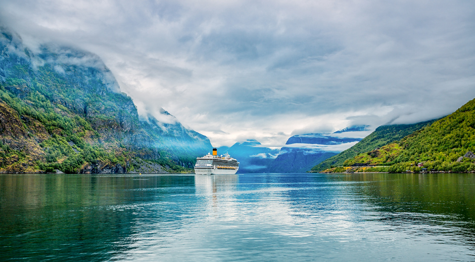Was für einen Blick aus dem Kabinenfenster - Kreuzfahrtschiff im Hardanger Fjord - (Foto: ©cookelma/Getty Images)