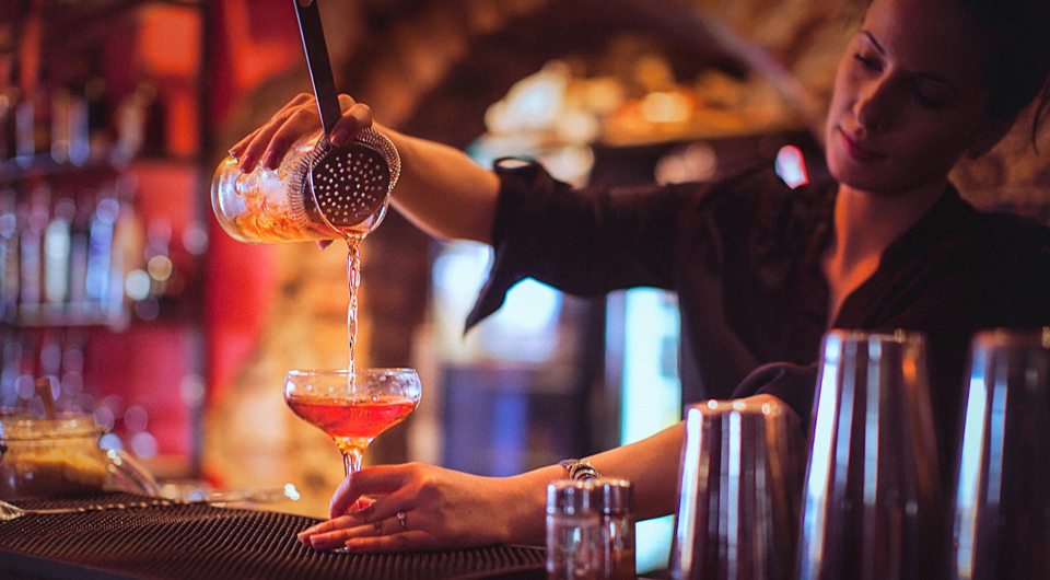 Cocktails mixen in den coolsten Bars der Welt - (Foto: ©gruizza/Getty Images)