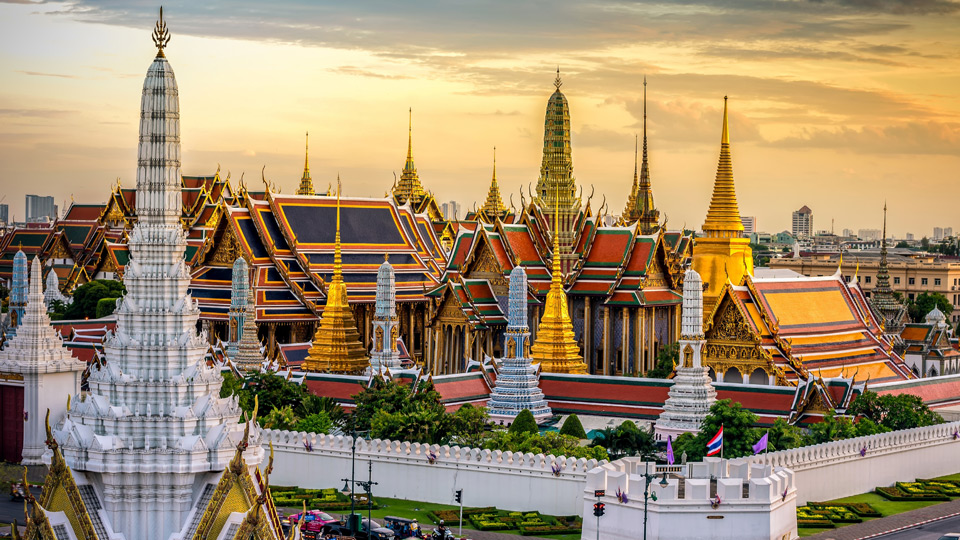 Sonnenaufgang am Wat phra keaw Tempel, Bangkok - (Foto:©Thatree Thitivongvaroon/Getty Images)