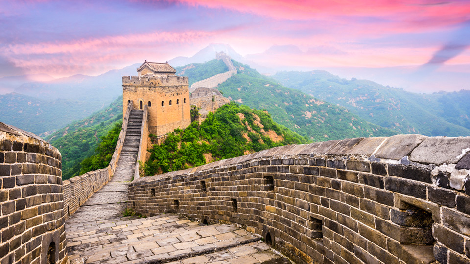 Einmal die chinesische Mauer entlanglaufen - (Foto:©SeanPavonelPhoto/Istock.com)