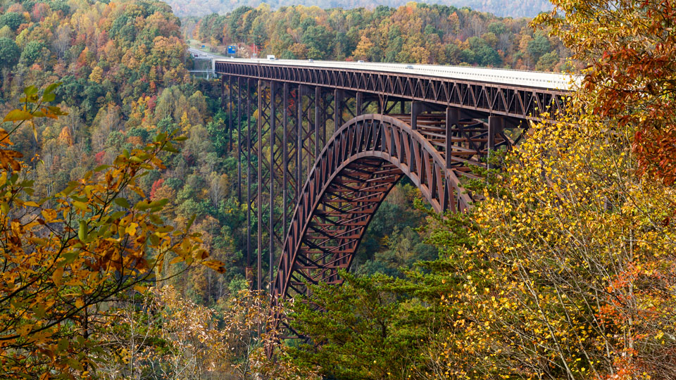 Mit einer Länge von 924 Metern und einer Höhe von 276 Metern ist die New River Gorge Bridge das Herzstück dieser Reise durch West Virginia - (Foto: © William Sherman / Getty Images)