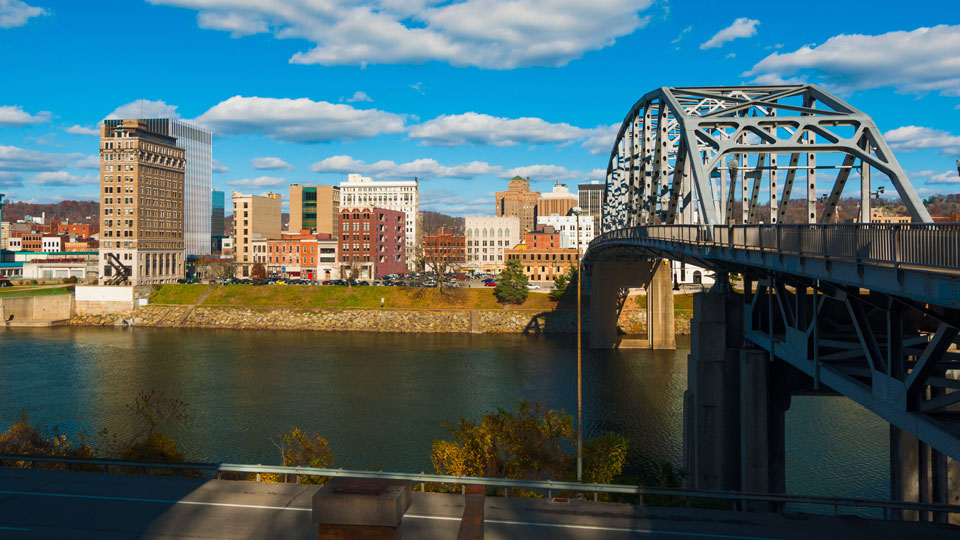 South Side Bridge und der Kanawha River in Charleston - (Foto: © Davel5957 / Getty Images)